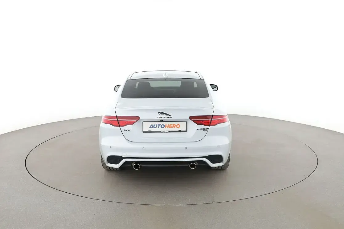 Gebraucht Jaguar XE R-Dynamic 301 PS (221 kW) 2021 Weiß Limousine