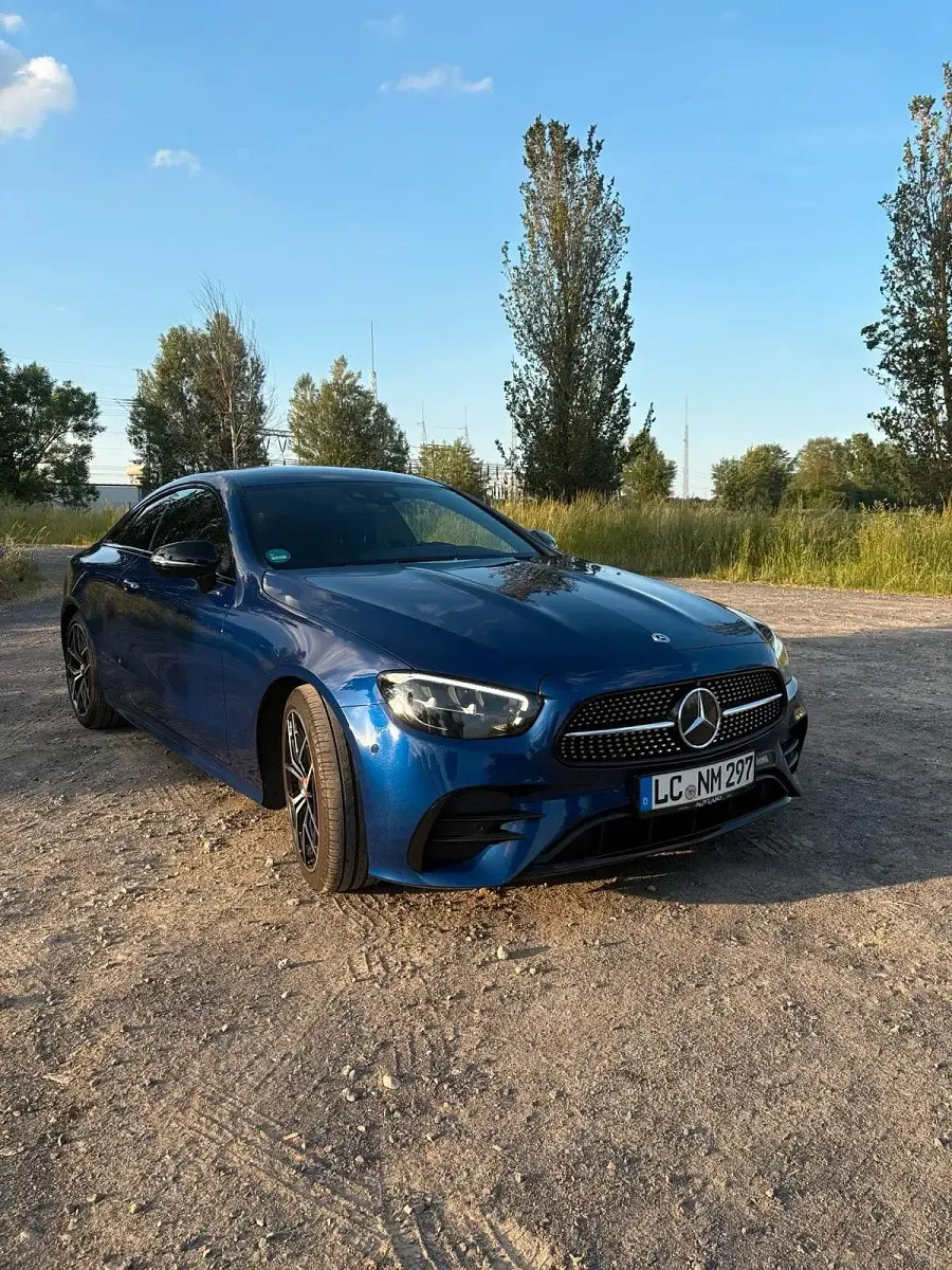 Gebraucht Mercedes E220 194 PS (142 kW) 2021 Blau Coupé