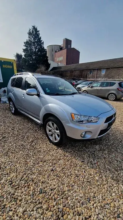 Używany Mitsubishi Outlander Invite 156 KM (114 kW) 2012 Srebrny SUV