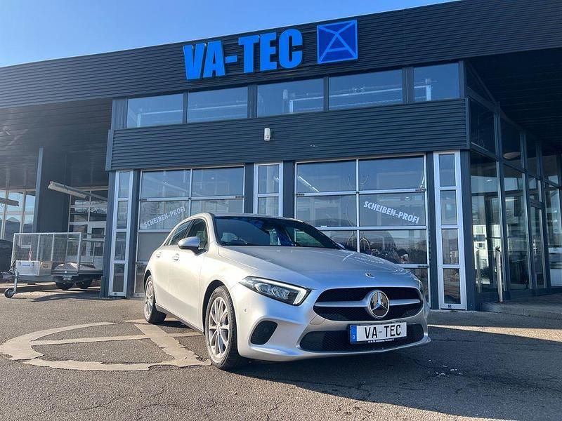 Silber Gebraucht 2021 Mercedes A180 Limousine | 20.490 € (Guter Preis) - Bild 1/4
