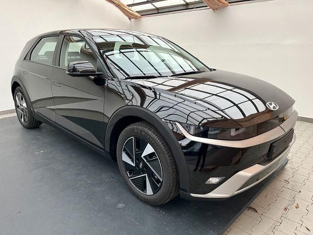 Abyss black / mic Neu 2025 Hyundai Ioniq 5 Basis SUV | 38.990 € (Fairer Preis) - Bild 1/4