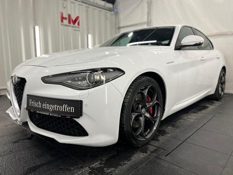 Weiß Gebraucht 2017 Alfa Romeo Giulia Veloce Limousine | 20.890 € (Fairer Preis) - Bild 1/4