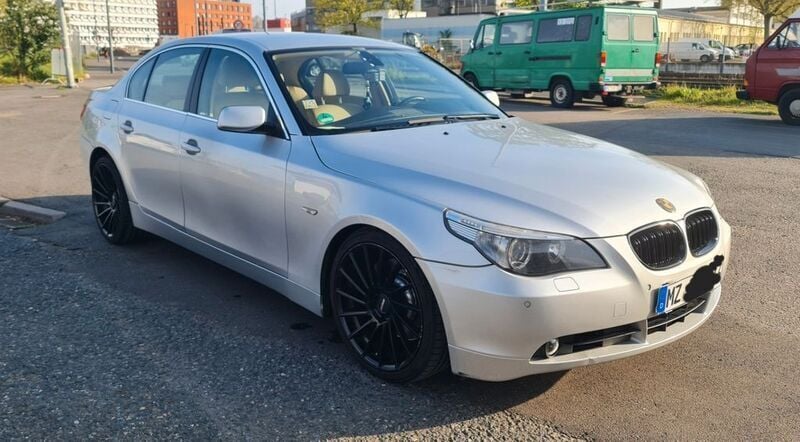 Silber Gebraucht 2005 BMW 545 Limousine | 7.999 € (Guter Preis) - Bild 1/4