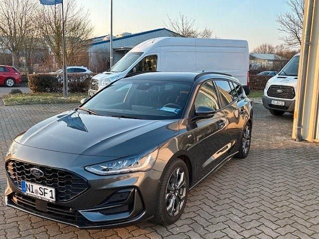 Grau Gebraucht 2024 Ford Focus ST-Line X Limousine | 27.950 € (Teuer) - Bild 1/4