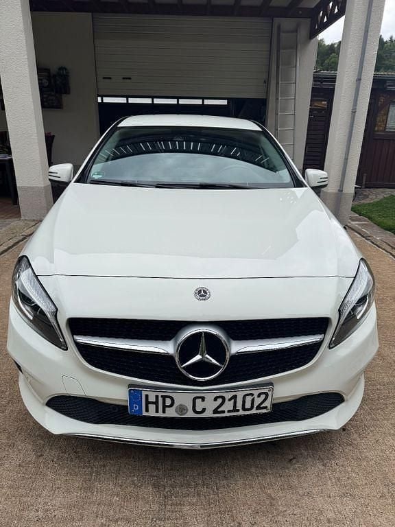 Gebraucht Mercedes A180 122 PS (89 kW) 2017 Weiß Limousine