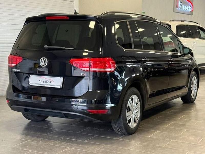 Gebraucht VW Touran Trendline 116 PS (85 kW) 2016 Schwarz Van / Kleinbus