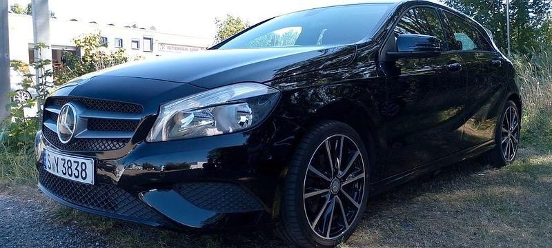 Schwarz Gebraucht 2014 Mercedes A200 Style Limousine | 10.799 € (Fairer Preis) - Bild 1/4