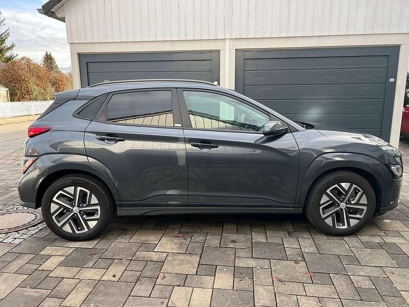 Gebraucht Hyundai Kona Trend 100 kW (136 PS) 2021 Dark knight / mic SUV