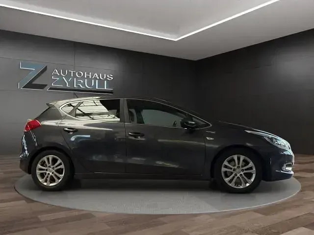 Usado Kia Ceed DREAM-TEAM Edition 128 CV (94 kW) 2015 Gris Utilitario