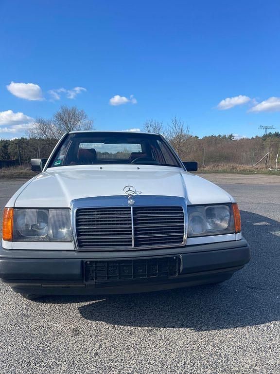 Gebraucht Mercedes 200 105 PS (77 kW) 1987 Weiß Limousine
