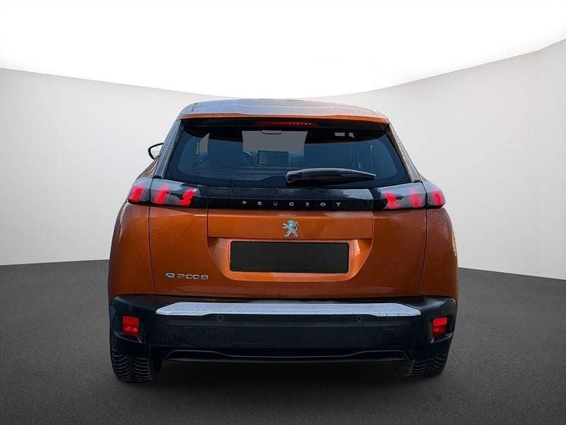 Gebraucht Peugeot e-2008 Active 100 kW (136 PS) 2021 Lackierung orange fusion/typ aussenverkleidung metalliclackierung SUV