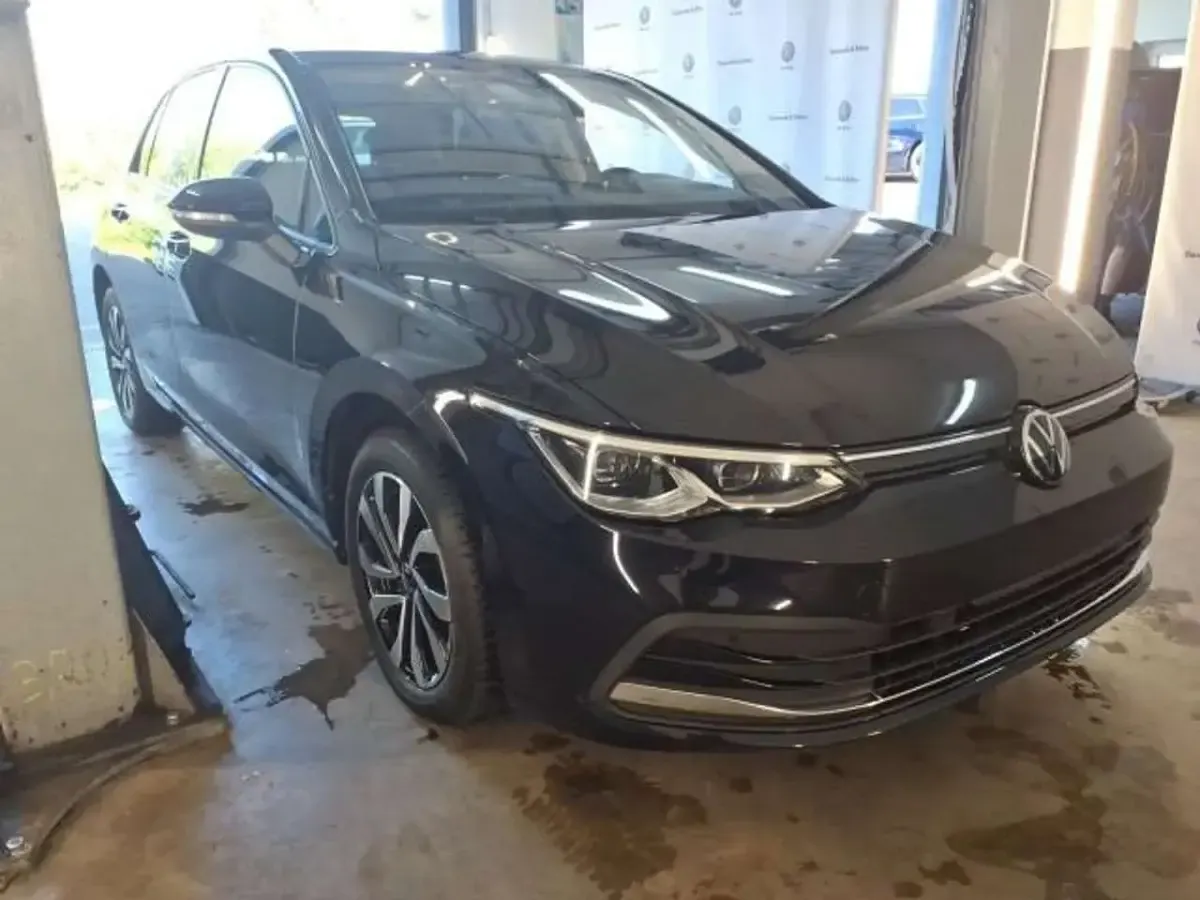 Gebraucht VW Golf VIII Active 150 PS (110 kW) 2023 Deep black perleffekt Limousine
