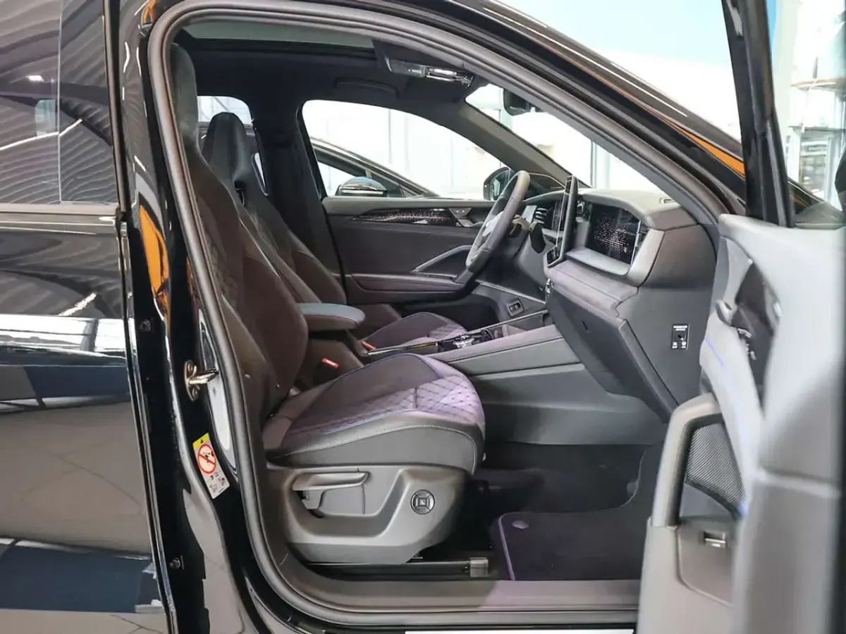 Gebraucht VW Tayron R-line 193 PS (141 kW) 2026 Schwarz / grenadillschwarz SUV