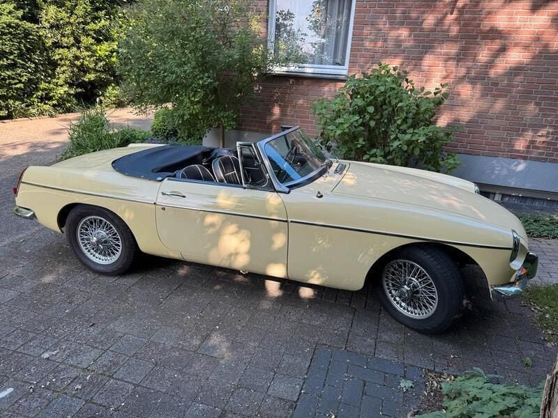 Gelb Gebraucht 1967 MG B Cabrio | 16.000 € - Bild 1/4
