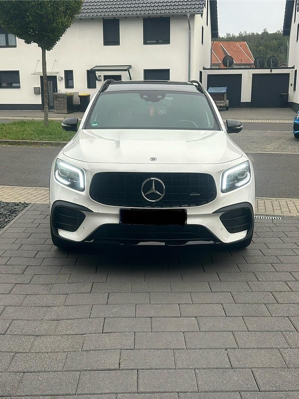 Weiß Gebraucht 2020 Mercedes GLB250 AMG SUV | 46.500 € - Bild 1/4