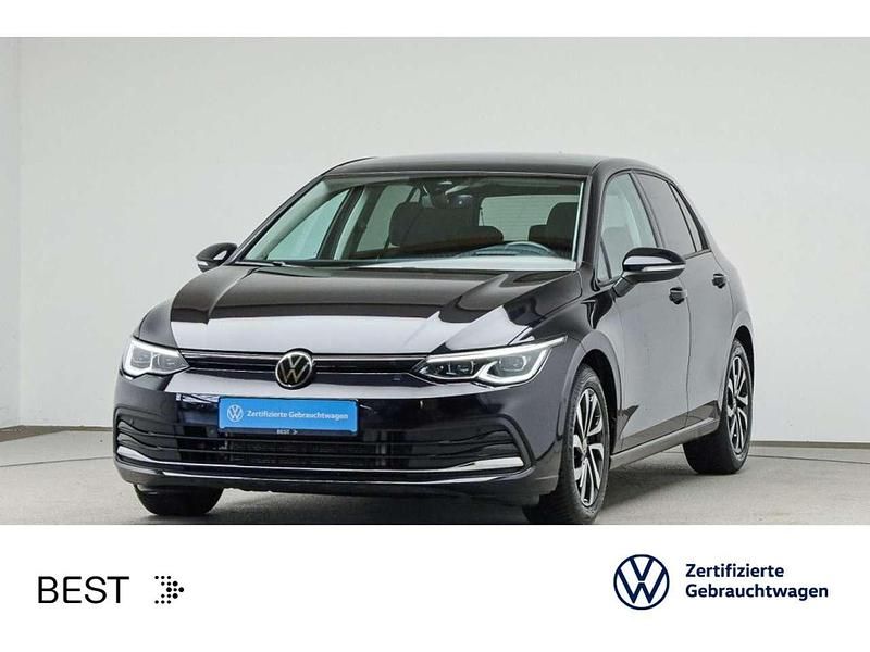 Deep black perleffekt (metallic) Gebraucht 2022 VW Golf VIII Active Limousine | 26.649 € (Fairer Preis) - Bild 1/3