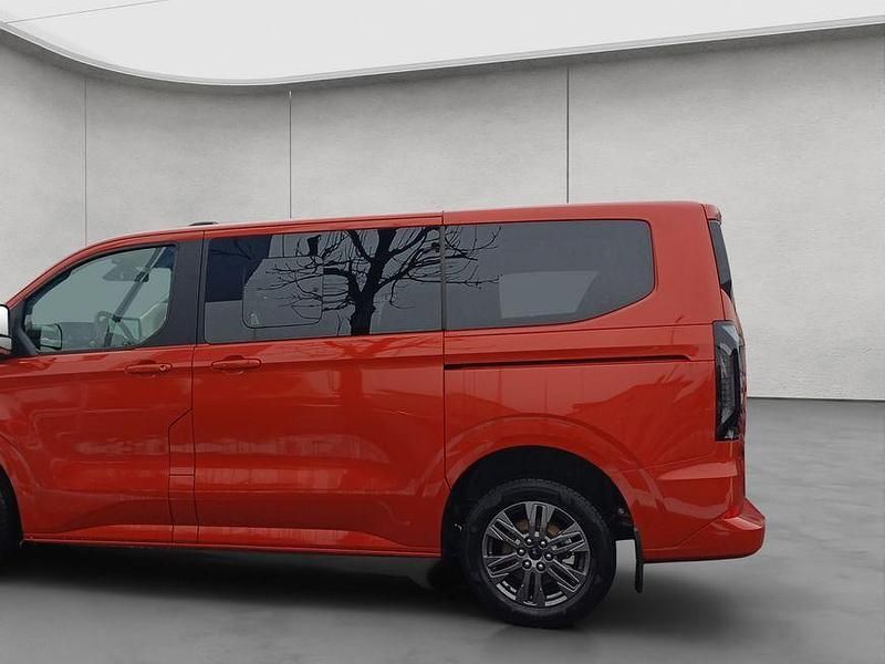 Neu Ford Tourneo Titanium 136 PS (100 kW) 2025 Rot Van / Kleinbus