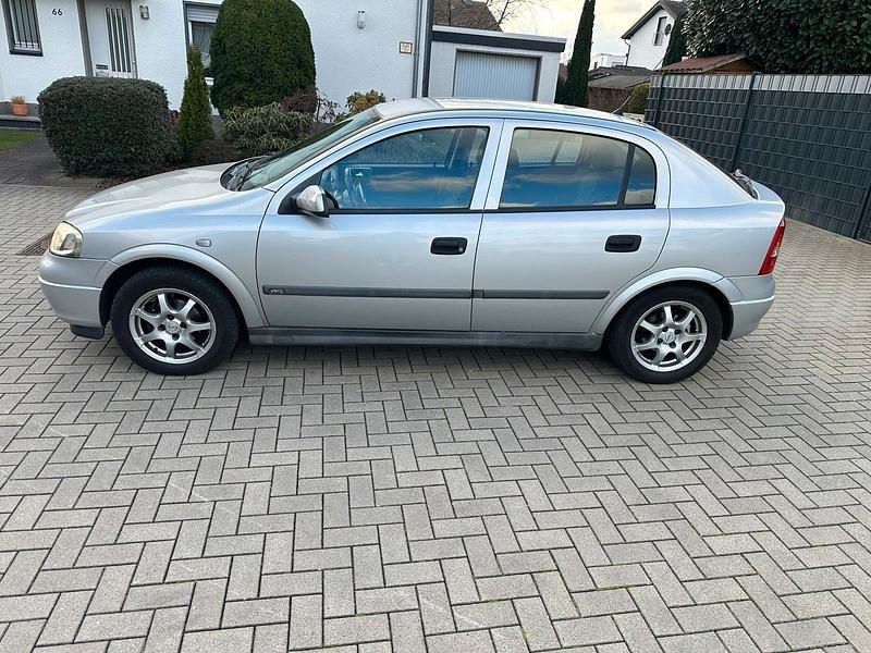 Gebraucht Opel Astra 100 PS (73 kW) 1999 Silber Limousine
