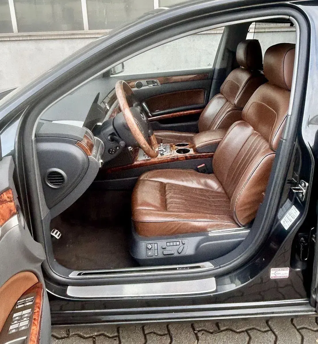 Second-hand VW Phaeton 239 CP (175 kW) 2010 Gri Berlinǎ