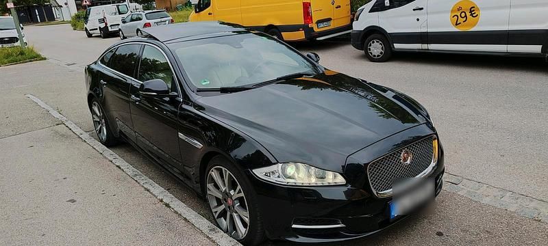 Grün Gebraucht 2015 Jaguar XJ Limousine | 13.800 € - Bild 1/4