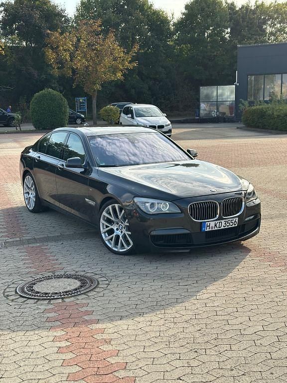Schwarz Gebraucht 2011 BMW 740 Limousine | 10.300 € (Fairer Preis) - Bild 1/4