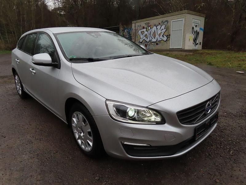 Silber Gebraucht 2016 Volvo V60 Business Edition Kombi | 15.900 € (Fairer Preis) - Bild 1/4