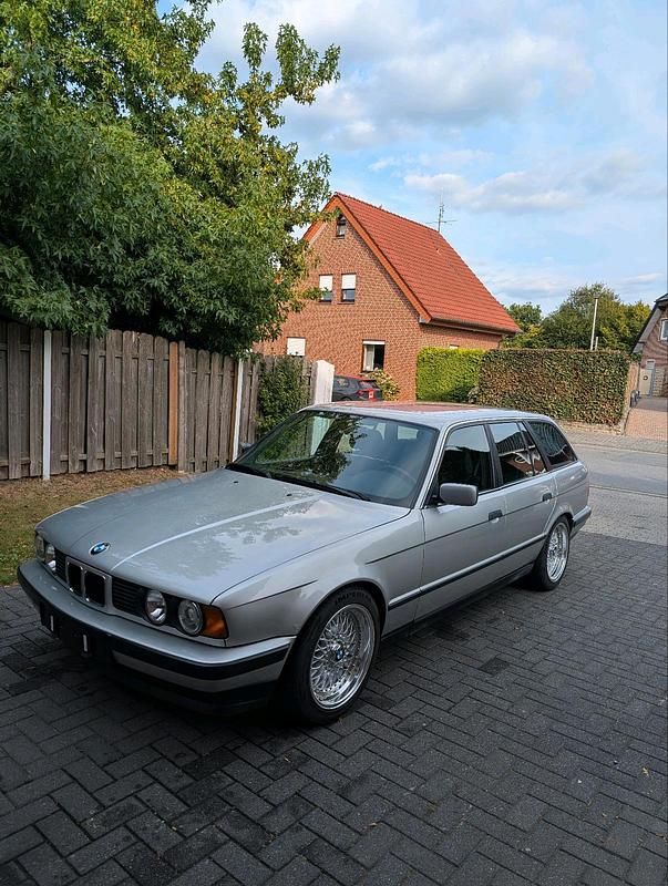 Silber Gebraucht 1993 BMW 520 Kombi | 9.900 € - Bild 1/4