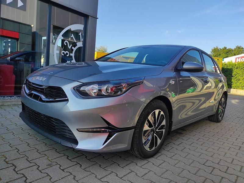 Lunar silber Neu 2025 Kia Ceed Limousine | 23.740 € (Guter Preis) - Bild 1/4
