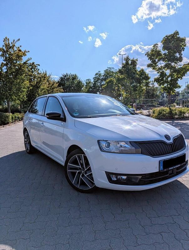 Weiß Gebraucht 2016 Skoda Rapid Style Kombi | 8.399 € (Guter Preis) - Bild 1/4