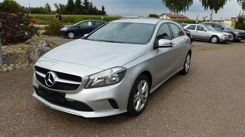Silber Gebraucht 2017 Mercedes A200 Limousine | 16.980 € (Fairer Preis) - Bild 1/4