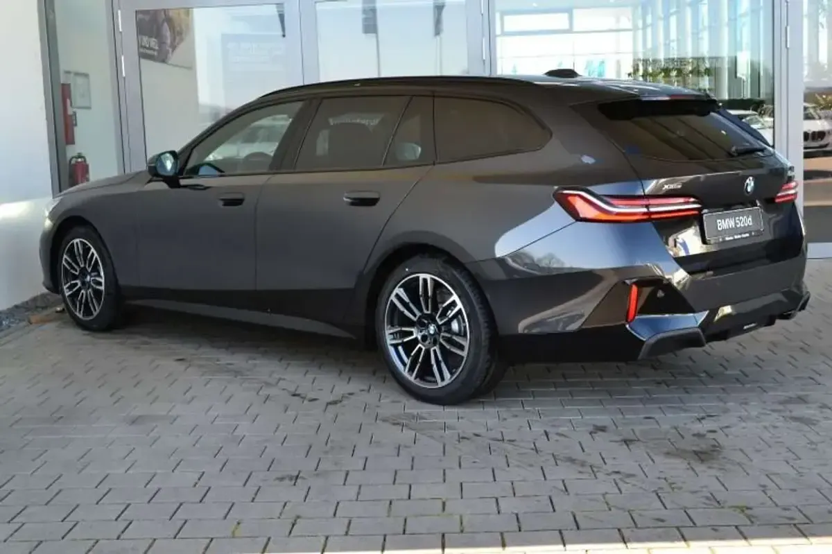 Neu BMW 520 197 PS (144 kW) 2026 Grau Kombi