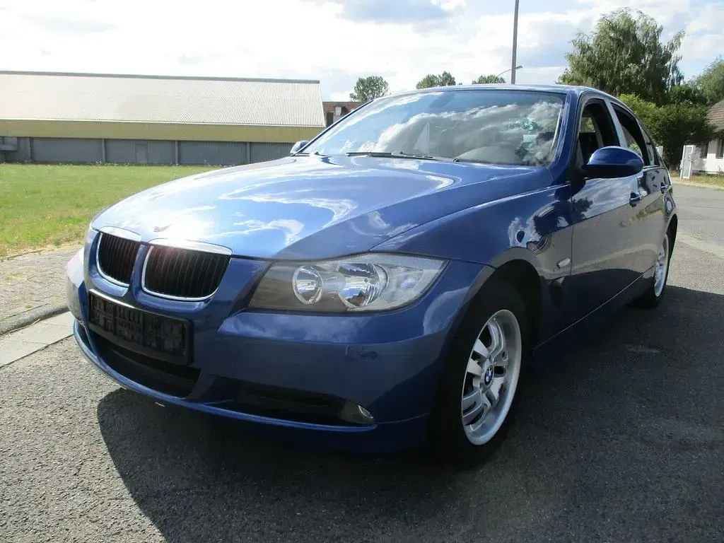 Gebraucht BMW 318 129 PS (94 kW) 2007 Blau Limousine
