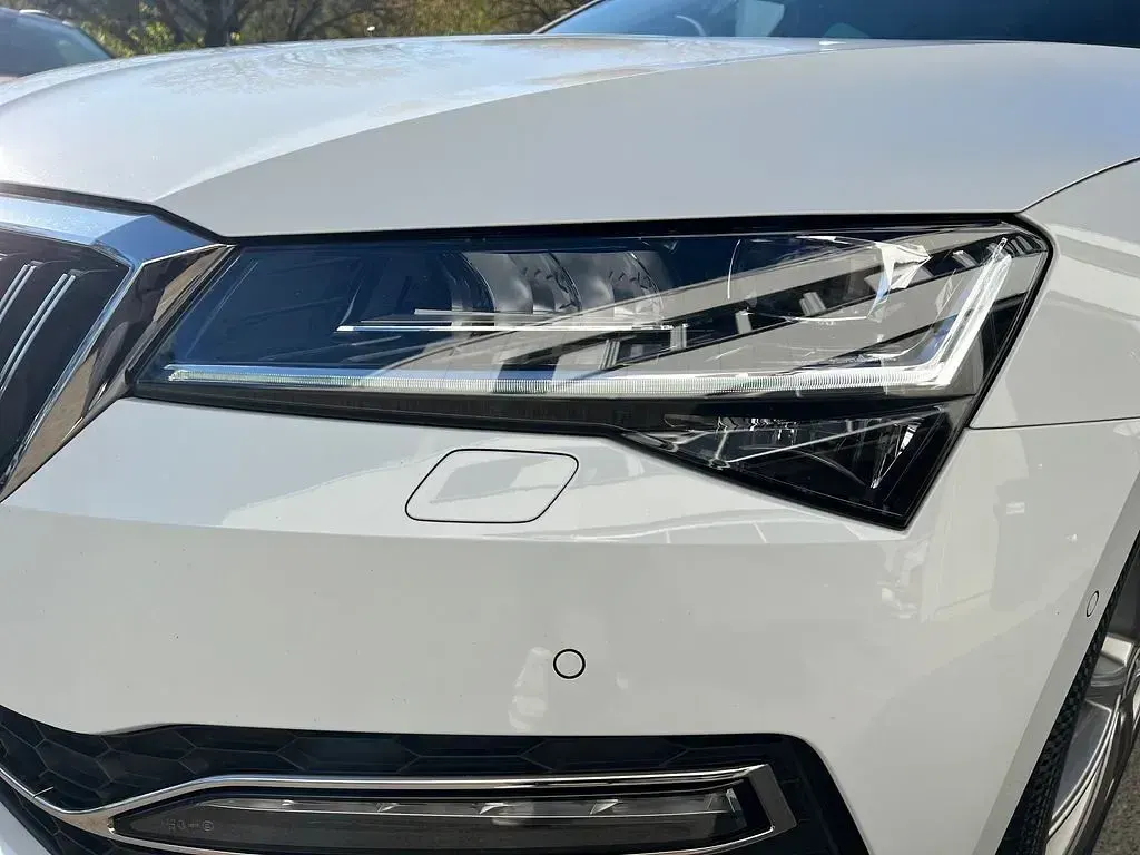 Gebraucht Skoda Superb Premium Edition 200 PS (147 kW) 2023 Moonweiss (metallic) Limousine