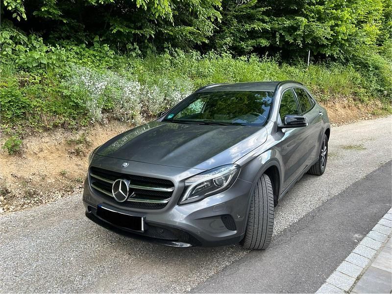 Gebraucht Mercedes GLA200 136 PS (100 kW) 2016 Grau SUV