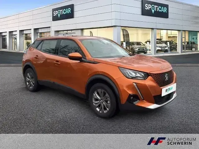Gebraucht Peugeot e-2008 Active 100 kW (136 PS) 2021 Orange metallic (metallic) SUV