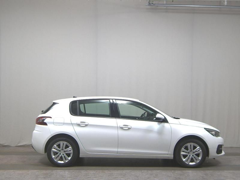 Weiss Gebraucht 2021 Peugeot 308 Active Limousine | 12.480 € (Superpreis) - Bild 1/4
