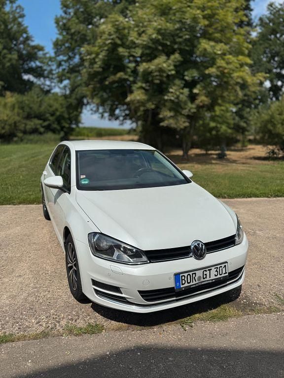 Weiß Gebraucht 2016 VW Golf VII Comfortline Limousine | 11.200 € (Fairer Preis) - Bild 1/4