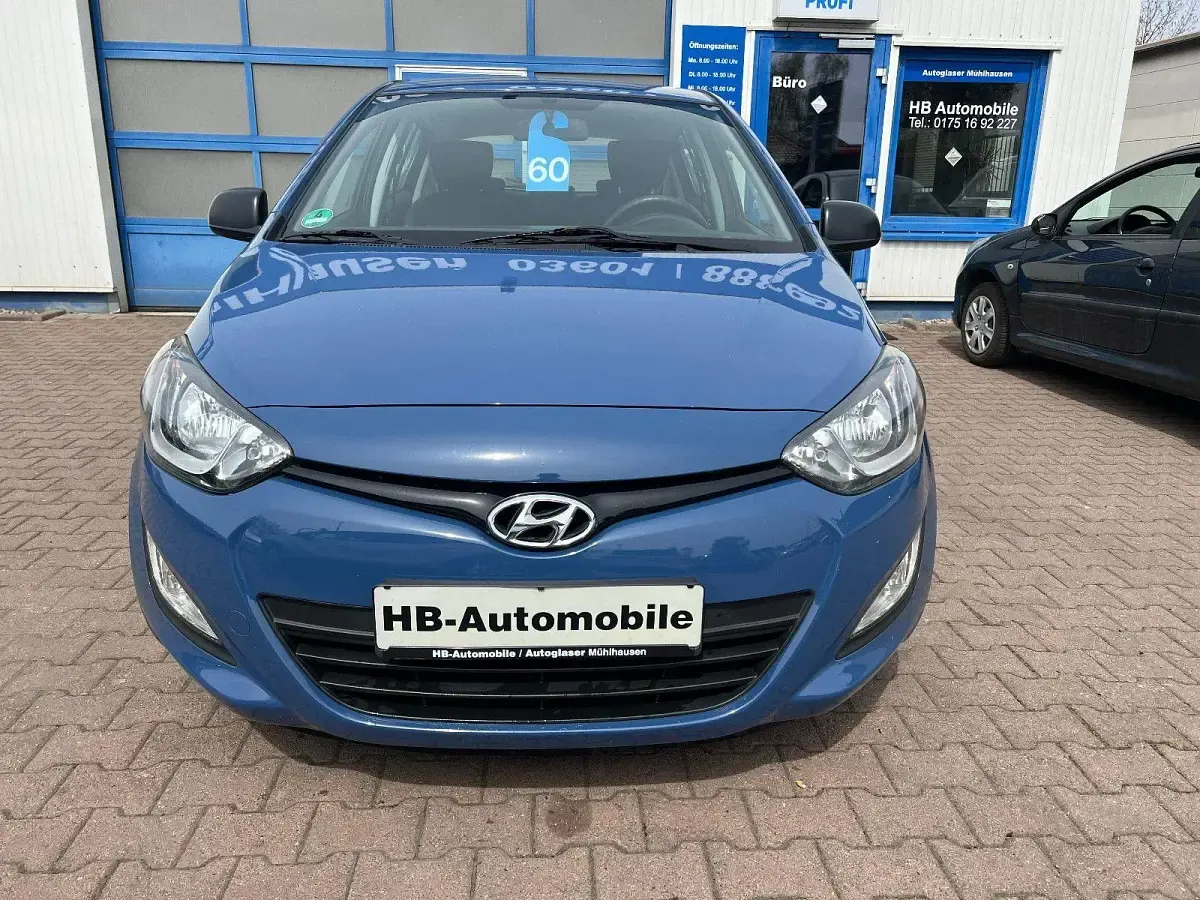 Gebraucht Hyundai i20 90 PS (66 kW) 2015 Blau Kleinwagen