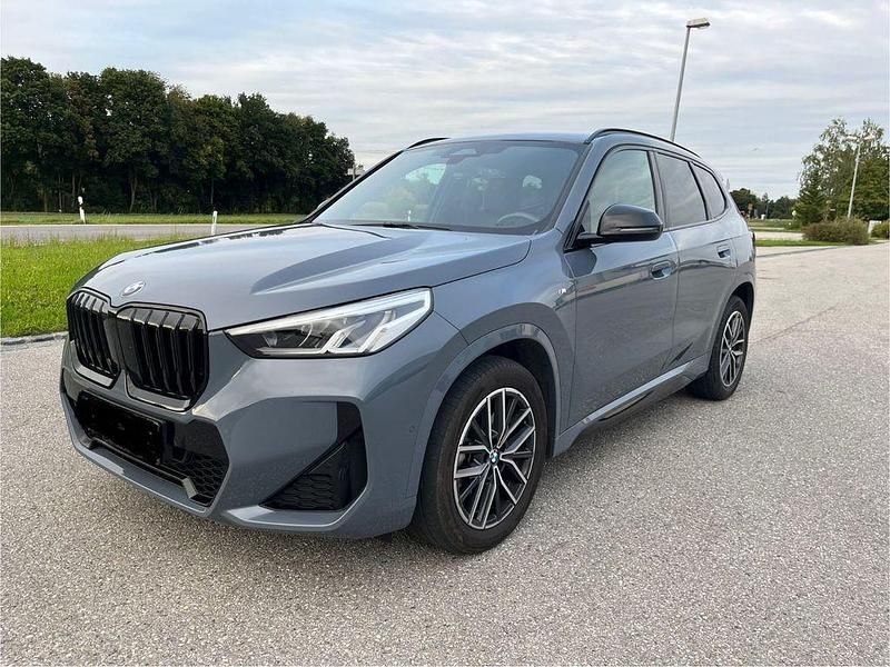 Grau Gebraucht 2023 BMW X1 Luxury Line SUV | 38.500 € (Superpreis) - Bild 1/4