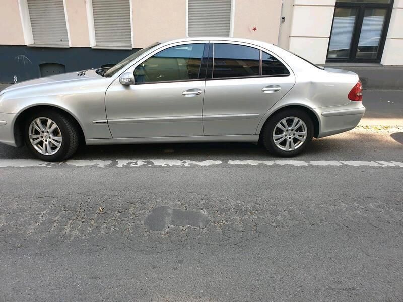 Silber Gebraucht 2004 Mercedes E220 Limousine | 2.500 € (Superpreis) - Bild 1/4