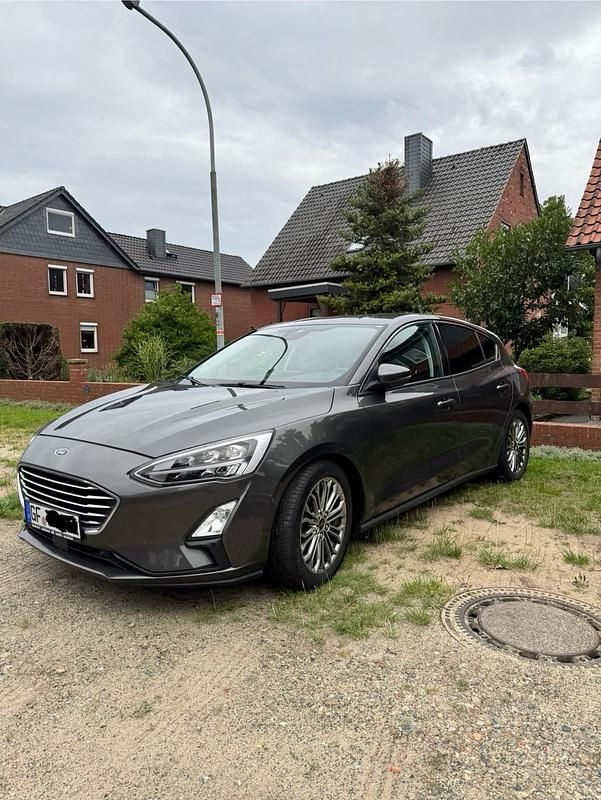 Grau Gebraucht 2019 Ford Focus Titanium Limousine | 11.900 € (Fairer Preis) - Bild 1/4