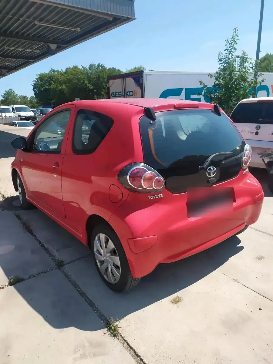 Gebraucht Toyota Aygo 68 PS (50 kW) 2013 Rot Kleinwagen
