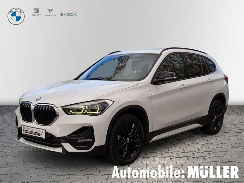 Weiss Gebraucht 2021 BMW X1 Sport Line SUV | 29.850 € (Etwas zu teuer) - Bild 1/4