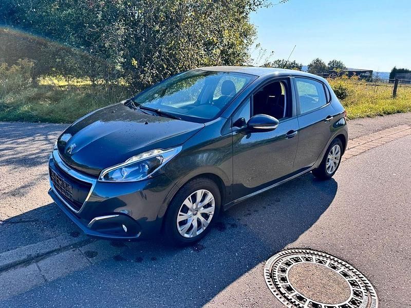 Grau Gebraucht 2017 Peugeot 208 Kleinwagen | 8.999 € (Fairer Preis) - Bild 1/4