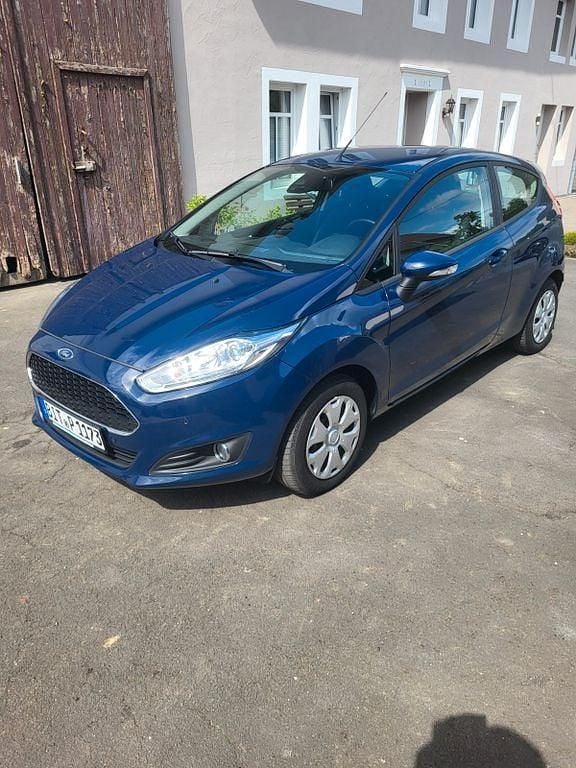 Blau Gebraucht 2017 Ford Fiesta Celebration Kleinwagen | 4.200 € (Fairer Preis) - Bild 1/4