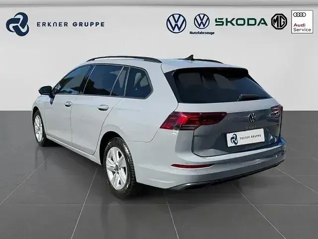 Gebraucht VW Golf VIII Life 110 PS (80 kW) 2023 Mondsteingrau Kombi