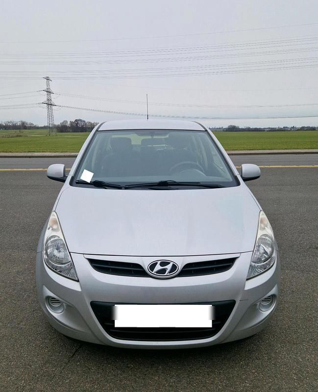 Gebraucht Hyundai i20 Edition 77 PS (56 kW) 2011 Silber Kleinwagen