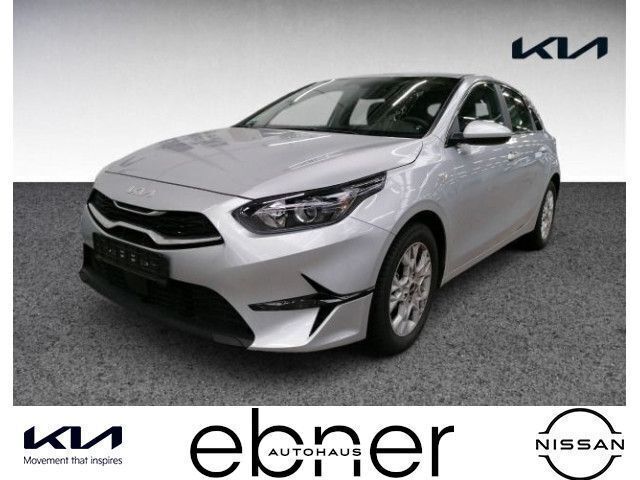 (kcs) sparklingsilber met. Gebraucht 2024 Kia Ceed Limousine | 21.990 € (Superpreis) - Bild 1/4
