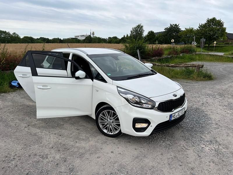 Weiß Gebraucht 2018 Kia Carens 2 Van / Kleinbus | 10.250 € - Bild 1/4