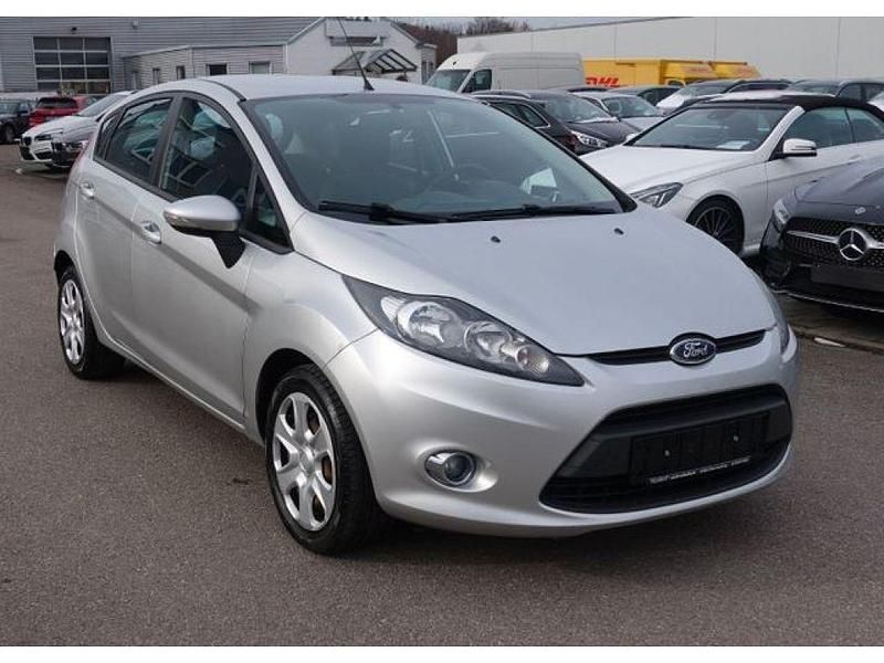 Polarsilber metallic (metallic) Gebraucht 2011 Ford Fiesta Trend Kleinwagen | 4.000 € (Fairer Preis) - Bild 1/4